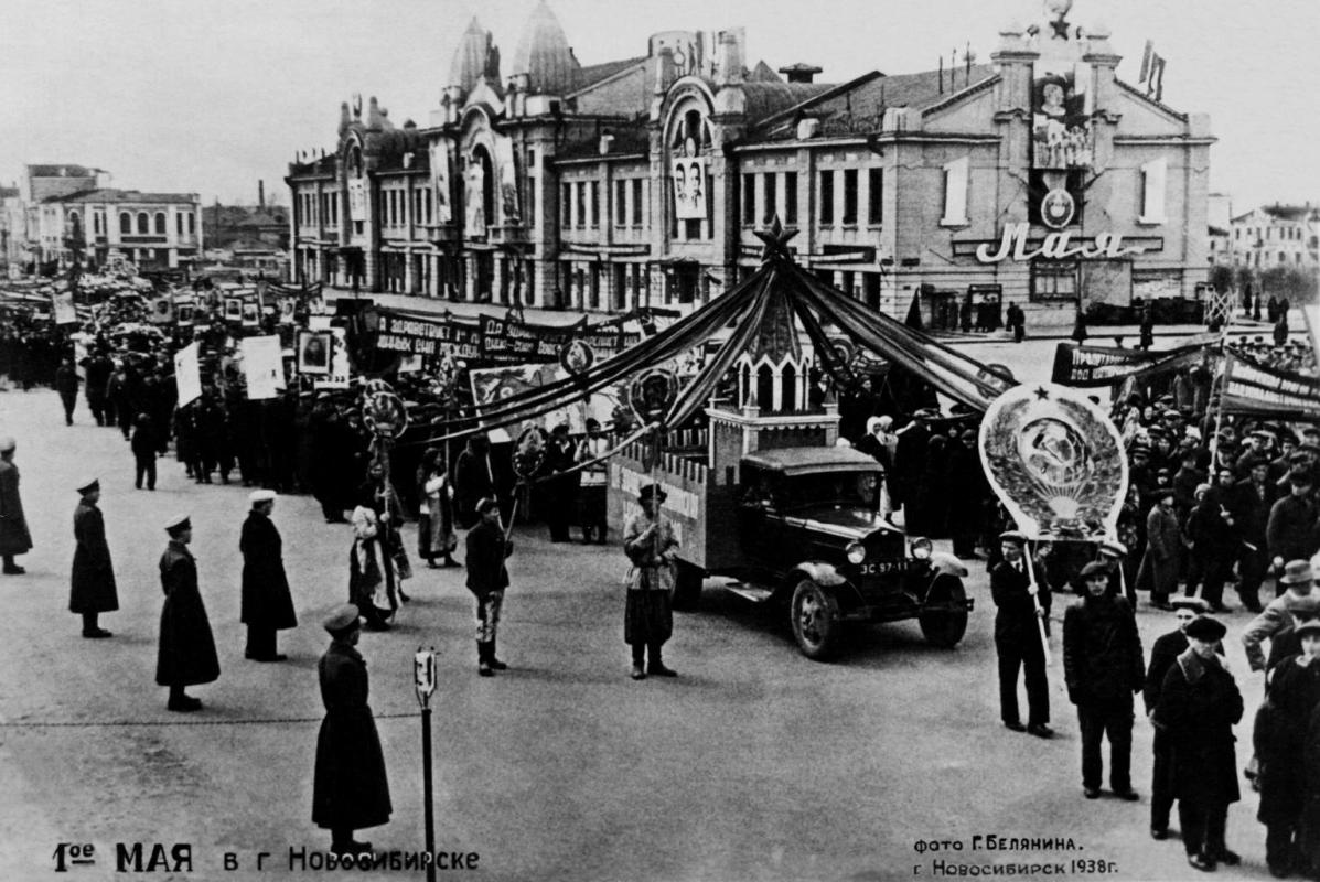 Новосибирск 1938 г. Фото Г. Белянина. 1-ое мая в Новосибирске.. Копия с  открытки.